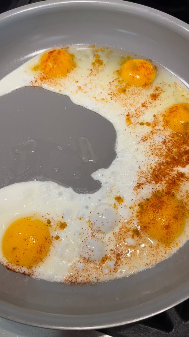 Lazy Scrambled Eggs
#smokedpaprika #triplesmoke #eggs #sundaymood☀️