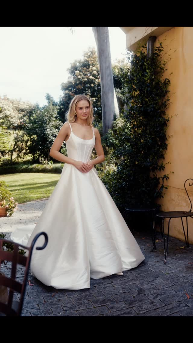 2 piece gowns by @sienricher 💗 what's not to love!
#bridaltrends
#bridalshop
#2026bride