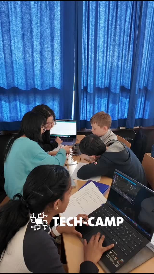 Die Jugendlichen arbeiten gemeinsam mit Studierenden an der HAW an echten Projekten. Ideen austauschen, Fragen stellen, gemeinsam Lösungen entwickeln. Und das alles auf Englisch in einem internationalen Umfeld.
Hier entsteht echte Dynamik. Voneinander lernen, Perspektiven wechseln und gemeinsam weiterdenken. Die Jugendlichen bringen ihre eigenen Ideen ein, hinterfragen Konzepte und wachsen über sich hinaus.
So fühlt sich echte Praxis & Berufsorientierung an. Mitten im Austausch mit Studierenden und nah an Studieninhalten.
#MINT #FutureSkills #Berufsorientierung #International #Teamwork