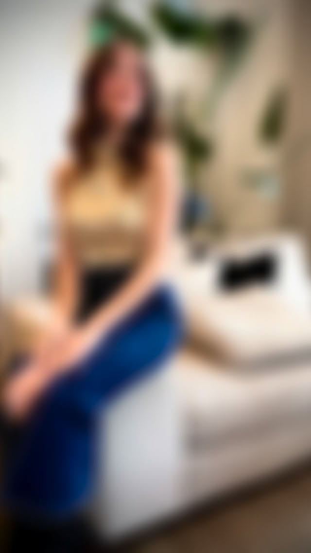 Voici Naomie ✨
À 26 ans, Naomie fait partie du cœur de L’atelier idéco. D’abord arrivée à la pige, elle s’est rapidement taillé une place grâce à sa débrouillardise et sa belle écoute.
Aujourd’hui à temps plein, elle donne vie aux projets à travers les plans et de superbes rendus 3D. Mais au-delà de son talent technique, c’est sa présence qui se fait sentir au quotidien.
Toujours attentive, autant aux clients qu’à l’équipe, elle cherche naturellement à aider, alléger et faire avancer les choses avec douceur.
Dans ce Réel, elle vous partage un peu de son rôle… et beaucoup de qui elle est 💛