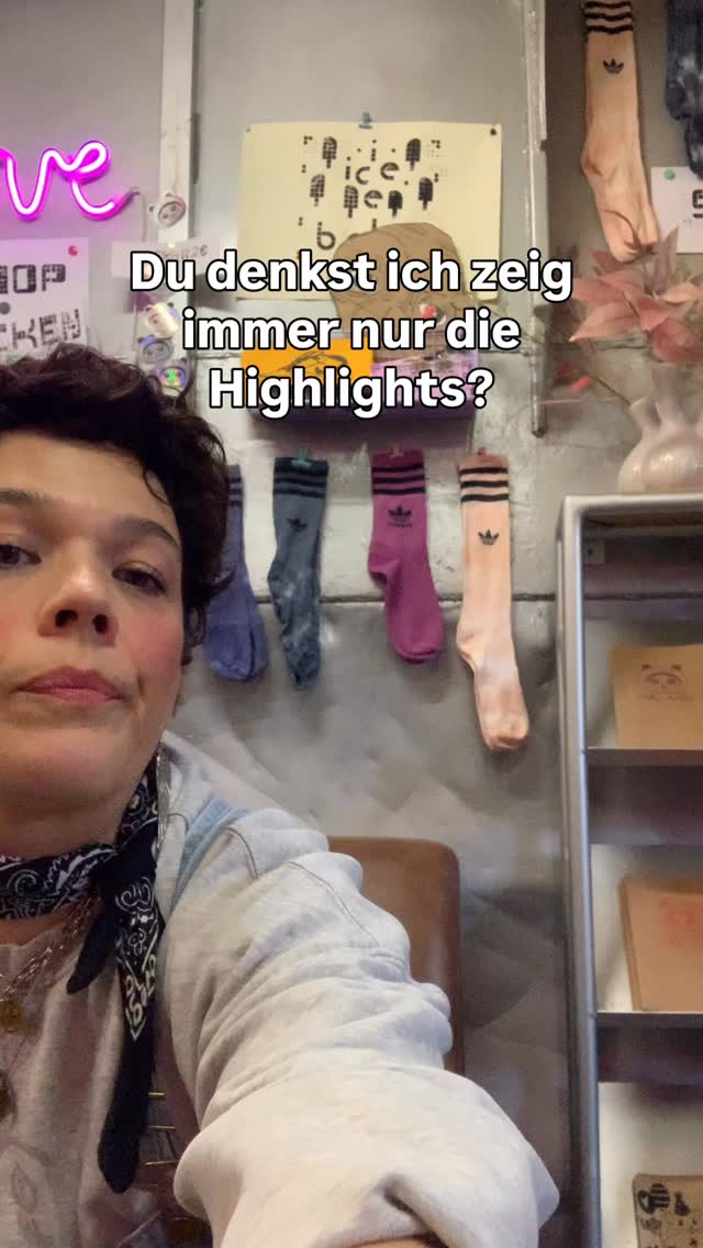 Ich kenne mich... würd ich mir selbst folgen, würd ich bestimmt denken bei meinen Reels: Naja sie zeigt ja auch immer nur die Sachen die gut geworden sind.
Klar, Ästhetik und schöne Dinge anzuschauen, macht Freude. Doch hier ist ein ehrlicher Blick hinter die Kulissen, aufgenommen an einem einzigen Geburtstag.
Was passiert, wenn nicht alles perfekt läuft? Die Kinder nehmen es super auf. Sie überlegen sich Lösungen, probieren sich aus und – das ist für mich das Schönste – sie wollen einfach nicht aufhören!
Niemand steht kurz vor Schluss schon mit gepackter Tasche in der Tür. Sie drucken solange sie können, haben soviele Ideen die sie noch umsetzen wollen, wir überziehen oft sogar ein bisschen. Und das Beste: Alle haben ausnahmslos eine tolle Zeit.
Ich bin wirklich keine Person, die dazu neigt, sich selbst zu loben, aber auf die Tatsache, dass die Kinder an ihren Geburtstagen so mit soviel Freude dabei sind und glücklich rausgehen, bin ich wirklich stolz.
#siebdruck #kreativseinmachtglücklich #kindergeburtstaghamburg #geheimtipphamburg #diy