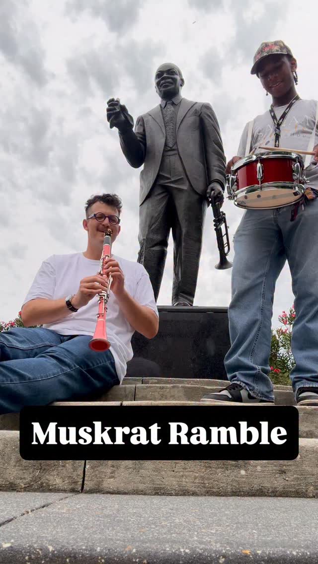 Muskrat Ramble with the great Louis Armstrong and @tavarus.music
⭐️Join my Improvisation 101 Course⭐️
www.jazzclarinetacademy.com
#clarinet #saxophone #music #band #jazz @legerereeds @silversteinworks @intrepidtravel