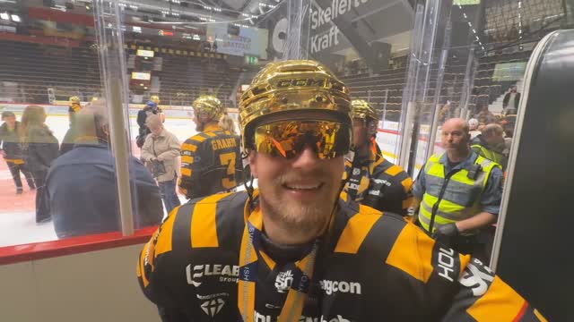 Max Krogdahl feirer SM-gull med @skellefteaaik og fansen synger «Vi vill ha Krogdahl kvar»
#2hockey #norskhockey #norskishockey #hockey4you #shl