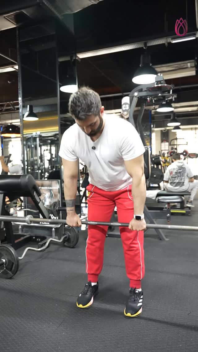 Barbell Row hareketini hâlâ “bel çekişi” gibi yapanları görüyoruz 👀
Doğru form = sırtı çalıştırır.
Yanlış form = ego tatmini + sakatlık riski.
Bu videoda:
✔️ Doğru barbell row formu
❌ En sık yapılan hatalar
🔥 Sırtı gerçekten hissetmenin püf noktası
Sen hangisini yapıyordun? Yoruma yaz👇
Videoyu spor partnerine gönder, yanlış yapıyorsa bugün düzelsin 📩
Kaydetmeyi unutma — antrenmanda tekrar açıp bakarsın 💪
#barbellrow #sırtantrenmanı #fitness #gymturkiye #bodybuilding
