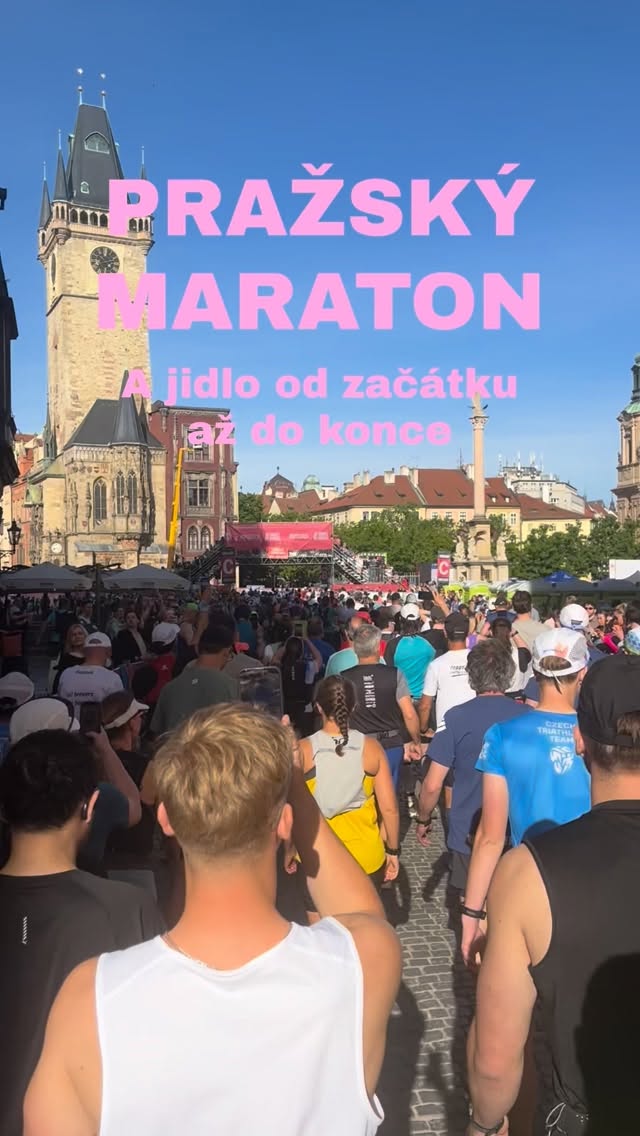 Každý ví, že nutriční plán na maraton je nutnost. Samozřejmě je individuální a závisí na spoustě věcí. Můj se odvíjel hlavně od (ne)natrénovanosti, počasí a tempa. Cíl byl běžet pomalu a jistě, neupéct se a nezranit se. Můj žaludek to ale tradičně nedal a přísun kalorií mi skončil na 29.km s kelímkem coca coly…
Vodu a ionťák jsem pila všude kde byl 💁🏼♀️
Děkuji za upozornění, výsledný součet sacharidů je 136 g.
Ale bylo to dobry a příště znova a lip.
#praguemaraton #marathontraining #marathonnutrition