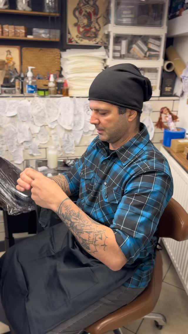 As always @sandrosecchin adding a splash of colour to life ✨
For flash or vibrant custom work just seems him a dm, alternatively visit our website for our enquiry form 😎✌️
#colourtattoos #watercolourtattoo #tattoo #tattoostudio #londontattooartist