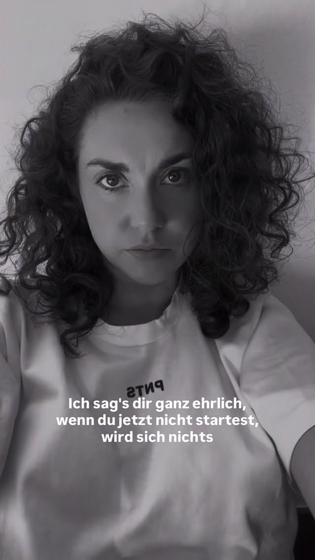 Ich weiß, dass dieser Schritt nicht leicht ist. Und ich weiß auch, wie schnell man sich sagt: „Ich starte später.“
Aber ganz ehrlich?
Genau das ist der Grund, warum so viele Frauen feststecken.
Nicht,weil sie nichts tun. Sondern weil sie immer wieder anfangen…ohne wirklich zu verstehen.Und dann bleibt alles gleich.
-Gleicher Bauch
-gleiches Gefühl
-gleiche Unsicherheit
-gleicher Frust
Wenn du wirklich etwas verändern willst, dann brauchst du keinen neuen Versuch. Du brauchst Klarheit.
Heute ist der letzte Tag, an dem du noch mit uns in der neuen Gruppe starten kannst.
Wenn du spürst, dass du bereit bist: kommentiere 🚀