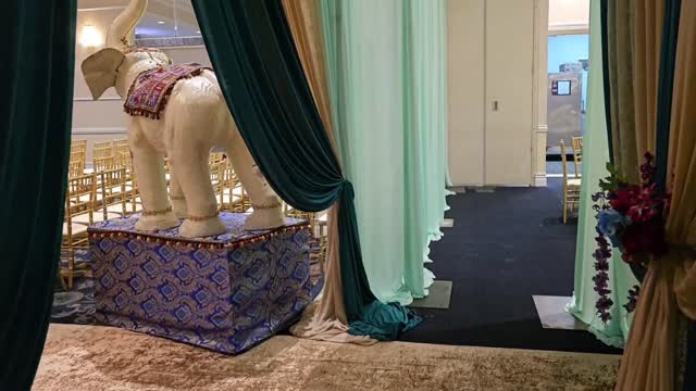 When peacock colors take over the room.
#weddingdecor #southasianweddings #chicahoindianwedding #stagedecoration #indianwedding