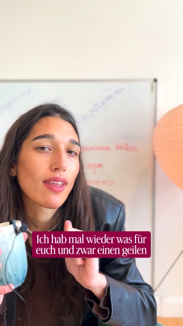 Jemals dein Herz verschenkt??
Denn du solltest von Herzen geben können, aber es ist DEIN Herz und deine Aufgabe darauf zu achten (und es nicht an jemanden hinterher zu werfen, in der Hoffnung, Liebe oder Zuwendung zu bekommen).
Leider ist das nicht immer selbstverständlich. Vor allem uns Frauen wir oft gelernt Liebe zu romantisieren und dafür unsere Liebe jemandem anderem zu „schenken“.
Kann intensive Konsequenzen haben, weil du dich dann emotional abhängig machst, anstatt mit deinen Liebesgefühlen selbstermächtigt umgehen zu können.
Wenn du gelernt hast Liebe zu erhalten, indem du dein Herz verschenkst, hast zu zu wenig Unterstützung bekommen, deine Herzgefühle in dir & für dich zu fühlen.
Dann nimm dir nen Moment und mach diese Übung. Schenk dir Rückhalt für DEINE Gefühle, sodass dein Herz sich zwar öffnen kann, aber du es nicht verlierst! 🫰🏽🧡