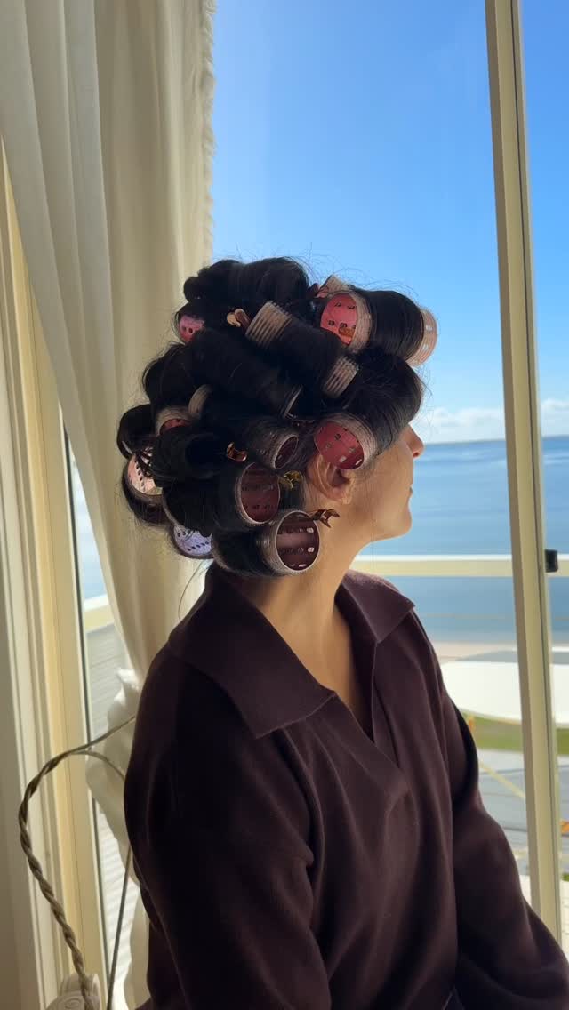 Trust the process …
Velcro rollers make everything better .. am I right ?
Glinda inspired Toss toss for the finish lols🙈
#newcastlehairstylist #huntervalleyhairstylist #weddinghair #styiedshoot #collab