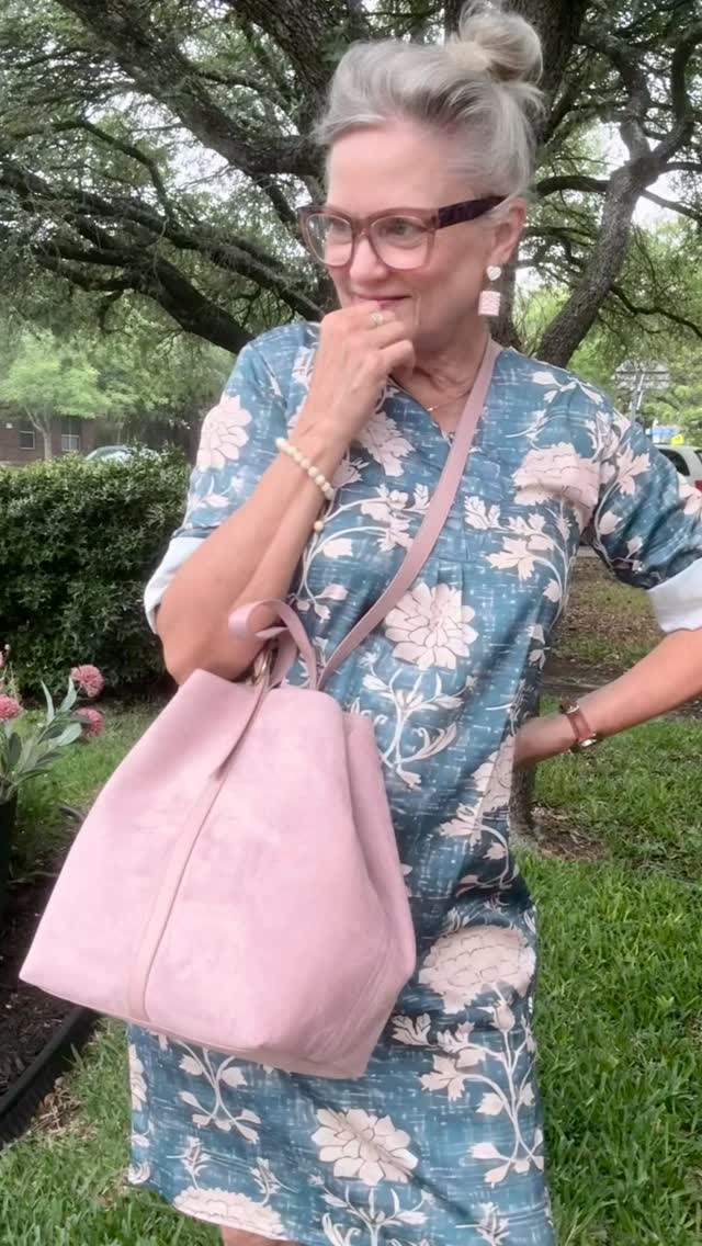 This new bag. @oldnavy This new dress @amazon This new song by Anna Kate “He Has Me Now”
Links in stories. 👝👗🤗. Which bag should I choose? #summertofall thymemag #imisshim #sundayishere