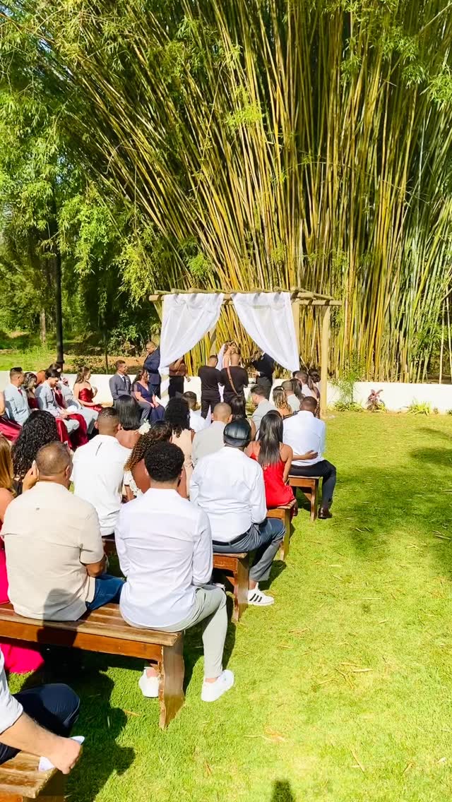 A cerimônia é um dos momentos mais importantes de um casamento e por isso o som precisa estar à altura.
Na Hi-Fi Festas, cuidamos de toda a sonorização com estrutura completa: microfone para o celebrante, caixas de som bem distribuídas, mesa de som e notebook para execução das músicas no momento certo.
👀Tudo isso com um cuidado essencial que muita gente ignora: posicionamos os equipamentos de forma estratégica para não aparecerem nas fotos e filmagens, mantendo a estética do seu evento impecável.
Sem falhas, sem improviso. Sua cerimônia fluindo do jeito que deve ser.
Entre em contato e garanta uma cerimônia à altura do seu momento.
#casamento #cerimoniaperfeita #sonorizacaoprofissional #djparaeventos #hififestas