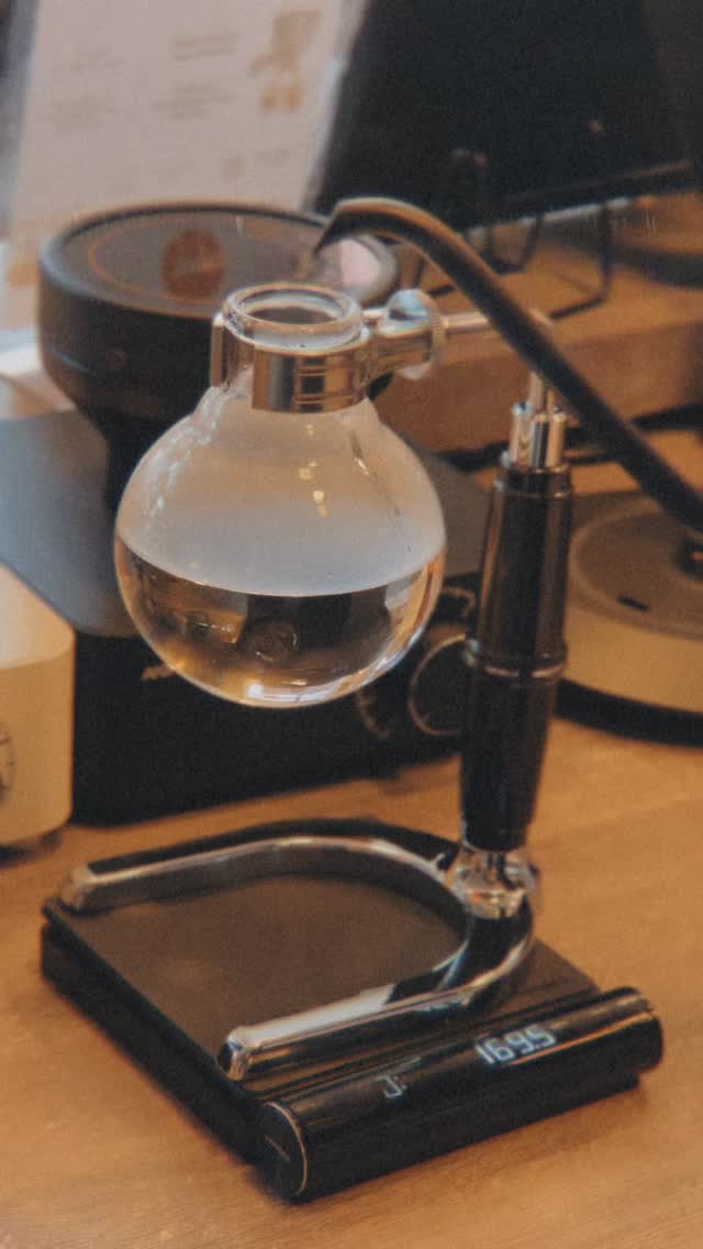 Ethiopia Yirgacheffe Kochere G1
Anaerobic Washed • Flower Infusion 🌿
以虹吸壺沖煮,乾淨細緻,層次分明
Brewed with siphon for a clean and aromatic cup
清甜蜜柑🍊作為開端,白柚帶出淡雅微苦
Bright tangerine 🍊 upfront, followed by delicate white pomelo
尾韻呈現龍井綠茶🍃的茶感與回甘
Finishing with a Longjing green tea 🍃 note — tea-like, nutty, and lingering
一杯充滿花香與茶韻的衣索比亞咖啡
A floral and tea-forward Ethiopian profile
Available now 現已上架:
📍UK|SHEEP MAI MAI
📍HK|Matafa Lifestyle
📍Leeds|Suki Leeds(試飲 available for tasting)
#sheepmaimai #matafalifestyle #sukeeds #siphoncoffee #YirgacheffeKochereG1