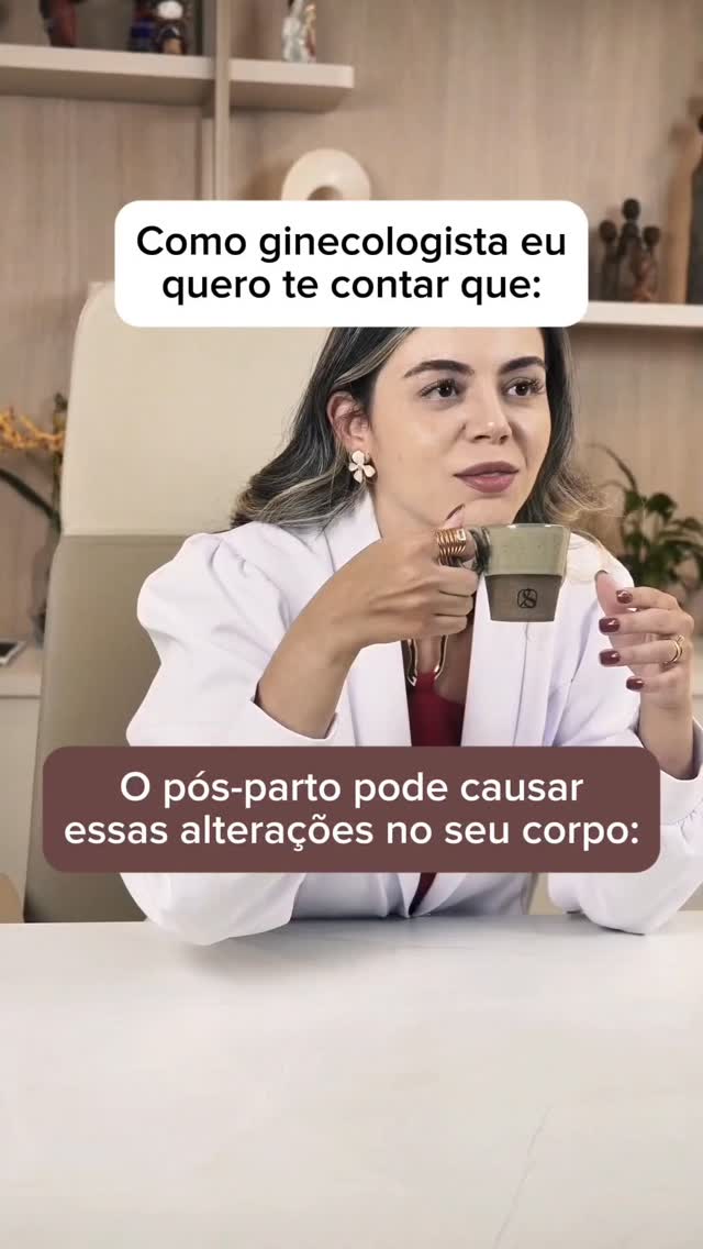 Como ginecologista, eu quero te contar o que ninguém te conta sobre o pós parto.
👉📍Atenção, esse conteúdo não é para alarde, é para informação. Quando a mulher sabe o que esperar, ela consegue ter suporte, entende o que é esperado e o que não é, e reconhece quando a ajuda médica é necessária.
Te falaram do bebê…
Mas ninguém te fala sobre você.
E essas são algumas mudanças que você pode viver no pós parto:
👉Assoalho pélvico enfraquecido
A gestação e o parto sobrecarregam essa região.
Você pode sentir peso, escape de urina ou dificuldade na contração.
E sim, isso tem tratamento, com fortalecimento, fisioterapia pélvica e tecnologias que ajudam na recuperação.
👉Lacerações e cicatrização vaginal
No parto normal, pode haver laceração.
Isso pode causar dor, desconforto e impacto na vida íntima.
Hoje existem recursos que auxiliam na cicatrização e recuperação dessa região.
👉Cicatriz da cesárea
Cesárea é uma cirurgia.
E a cicatriz pode ficar dolorida, endurecida ou sensível.
Também existem tratamentos que melhoram a qualidade dessa cicatrização e evitam incômodos futuros.
👉Alterações hormonais intensas
Os hormônios caem bruscamente.
Isso pode afetar seu humor, sua energia, seu sono e sua autoestima. Não é coisa da sua cabeça, é um período sensível para você e merece todo cuidado possível !
👉Mudanças na saúde íntima
Ressecamento vaginal, dor na relação, alteração da libido. Isso quando você se sentir preparada para retomar sua vida íntima.
👉Cansaço físico e mental extremo
Não é só sono.
É uma exaustão que vem do corpo, da mente e da rotina completamente nova.
Você merece ser avaliada por completo.
👉Oscilações emocionais
Você pode chorar sem motivo, se sentir sobrecarregada ou até culpada.
E é importante saber diferenciar o que é esperado e quando procurar ajuda.
👉Relação com o próprio corpo
Seu corpo mudou.
E se reconhecer nele pode levar tempo.
👉Vida íntima e sexualidade
Nem sempre a retomada é simples.
Pode haver dor, insegurança ou bloqueios emocionais.
A maternidade é um momento lindo e sagrado, mas nem tudo são flores. Não é coisa da sua cabeça, não é exagero. Você precisa de suporte e não julgamento.
#posparto #ginecologia #obst