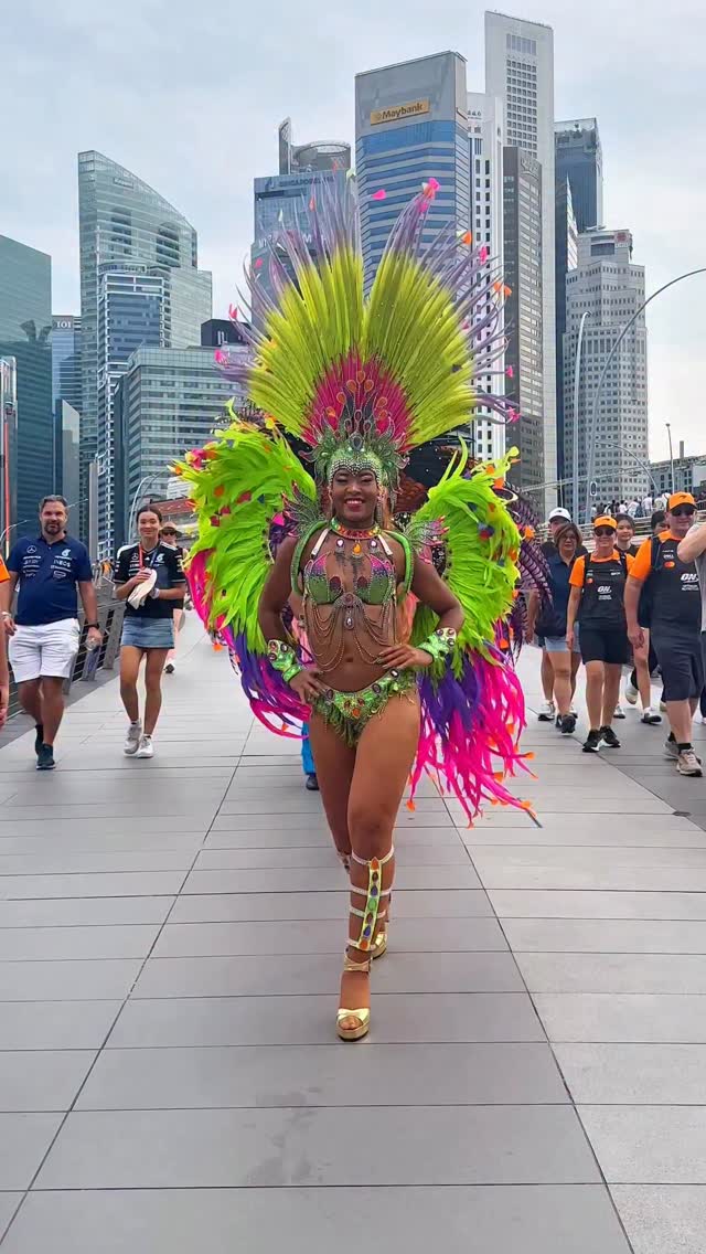 Sunny London has us reminiscing to last years incredible event at Singapore Grand Prix 🤩 #samba #brazilianfantasy #carnaval #sambadancers #singapore