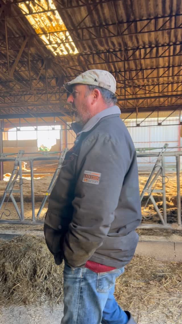 📖 Le dico de la ferme : NIMA
NIMA = Non Issu du Milieu Agricole 🌾
Aujourd’hui, notre éleveur partenaire vous explique tout. Lui-même NIMA des années 90, il fait partie des pionniers qui ont choisi de se lancer dans l’agriculture sans en être issus.
Une autre façon d’apprendre le métier, avec passion, engagement… et beaucoup de terrain 💪
Vous connaissiez ce terme ?
Et maintenant, quel mot aimeriez-vous découvrir ensuite dans le dico de la ferme ? Écrivez-le en commentaire ! 👇
#biochampslaiterie #dicodelaferme #nima #agriculturebiologique #éleveur