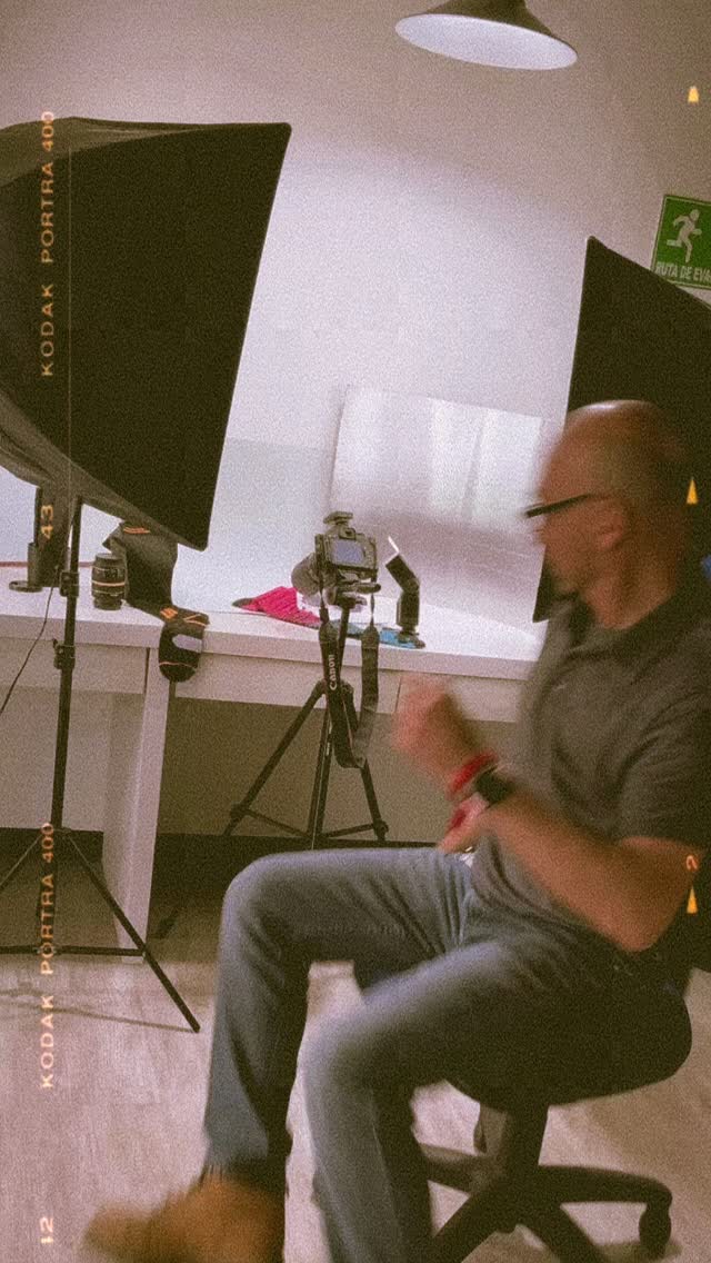 Fotografía de Producto + IA
La IA puede generar imágenes impactantes. Pero una imagen que vende, empieza mucho antes del render.
Empieza en la luz correcta. En la textura real del producto. En la intención detrás de cada toma.
En esta sesión trabajamos desde lo físico: composición, iluminación, dirección y detalle. Y luego llevamos ese resultado a otro nivel con herramientas de inteligencia artificial.
No es reemplazo. Es amplificación.
La fotografía profesional sigue siendo la base. La IA, cuando se usa bien, la potencia.
Este es el detrás de cámara y el resultado final de un proceso donde la técnica y la tecnología trabajan juntas para lograr lo que realmente importa: imágenes que comunican, posicionan y venden.