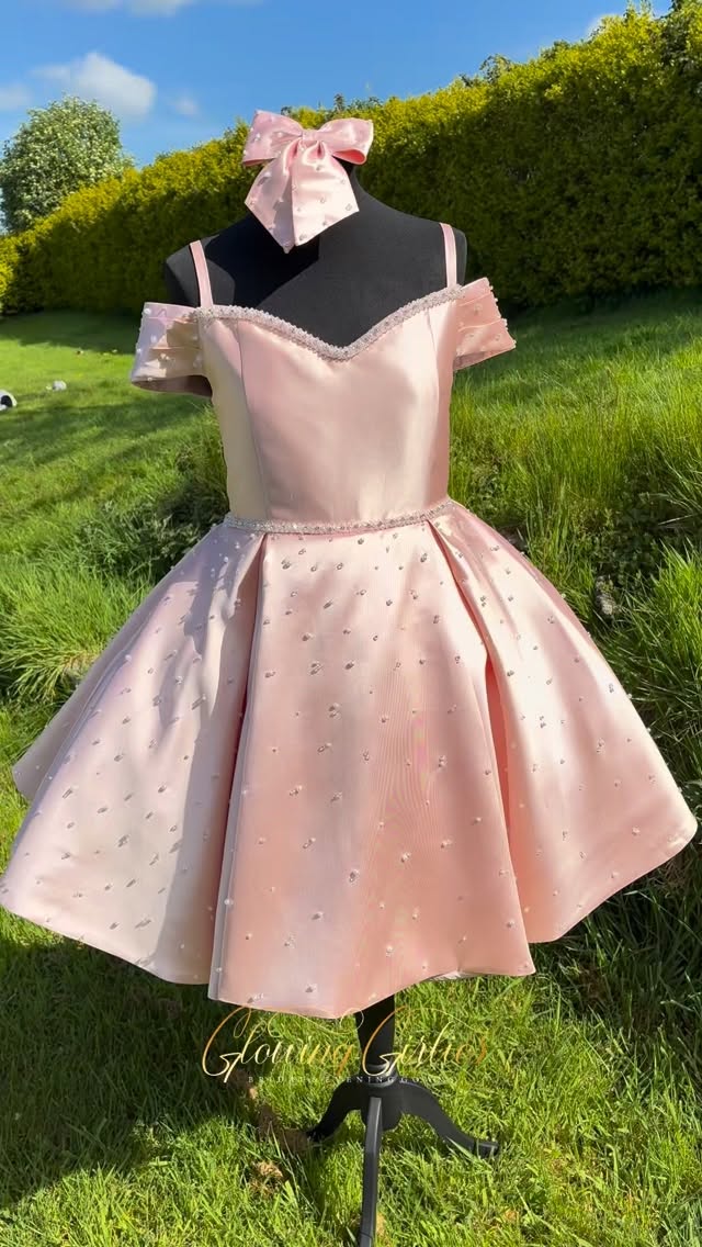 This stunning custom made gown is now available to purchase. 🌸
Bust 103, waist 93, hips 110.
Also available to purchase with it is a matching hairbow and bag.
#customdress #gown #designer #confirmation