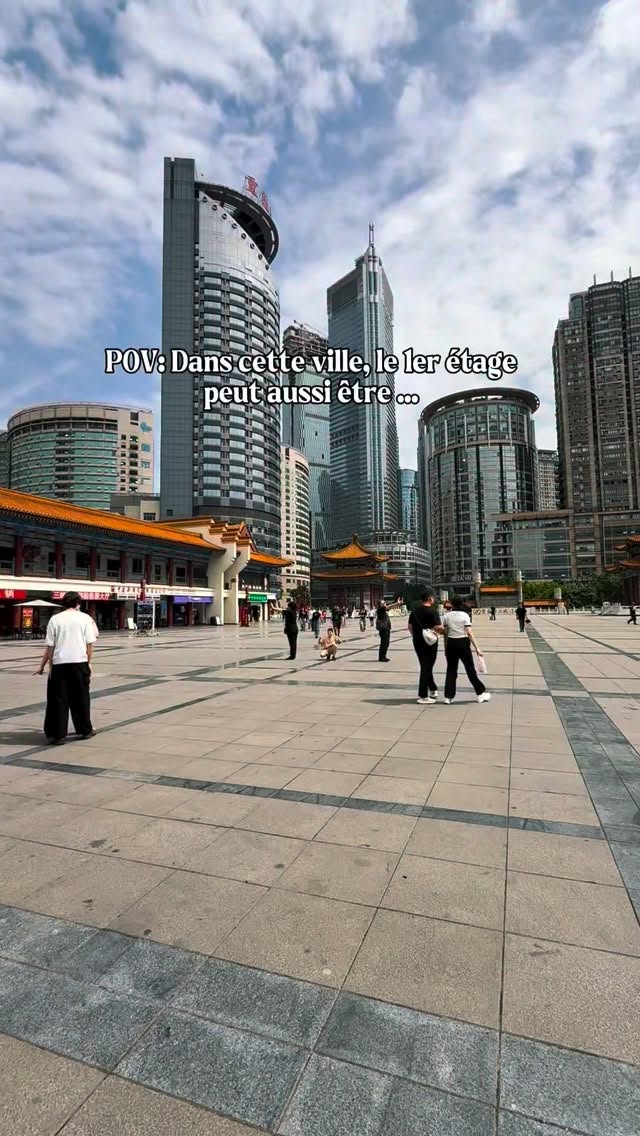 Ici, le 1er étage peut être le 22ème… 😳🇨🇳
📍Bienvenue à CHONGQING
👉 La raison ?
La ville est construite sur des montagnes avec des énormes dénivelés.
Résultat :
➡️ On s’est perdu dans un centre commercial parce que le niveau 1 du bâtiment A est au même niveau que le niveau 5 du bâtiment B 😭
➡️ Une rue peut être au 1er étage… et une autre juste au-dessus au 15ème 😵💫
➡️ l e métro passe au dessus de certaines rues 🤯
💡 C’est pour ça que Chongqing est considérée comme une des villes les plus complexes du monde.
Et nous… on a ADORE 😍
👉 Rejoins @pretadecoller 🗺️
On te montre des endroits complètement irréels comme celui-là, pour voyager plus, dépenser moins et vivre des expériences que tu ne verras nulle part ailleurs ✈️🔥
#chongqing #china #insolite #chine #bonplanvoyage