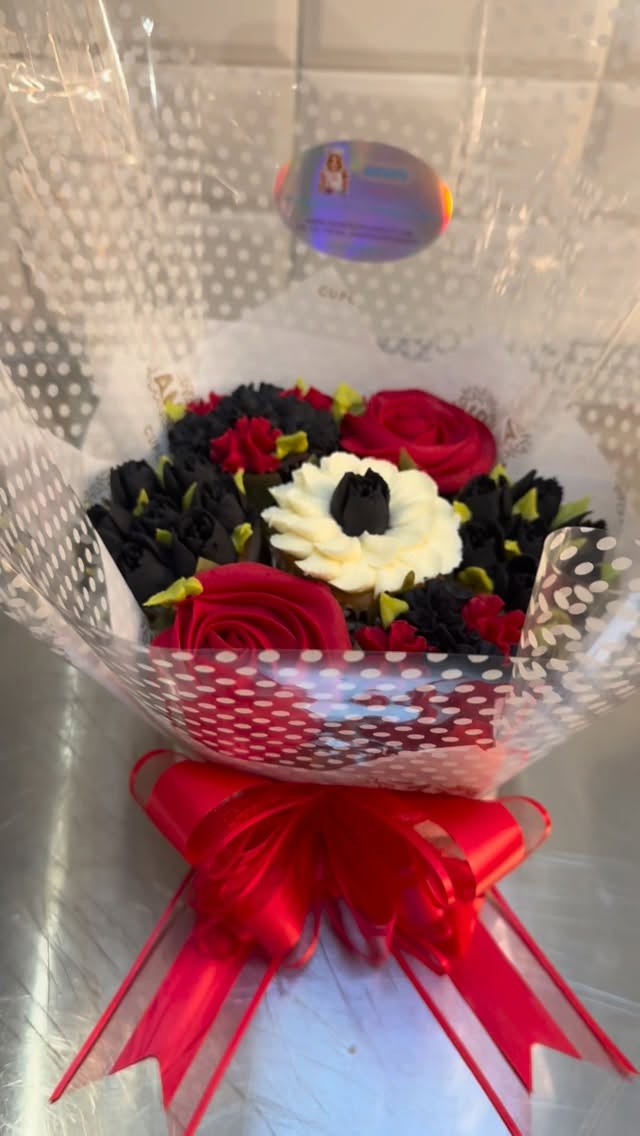 #bouquetdecupcakes #angiescupcakes77 #patisserietrompeloeil #cupcakebouquet