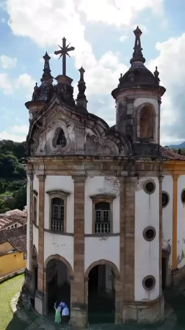 A poesia em forma de curvas. ✨ ⛪️
Você está admirando a imponente Igreja de Nossa Senhora do Rosário dos Homens Pretos. Localizada em Tiradentes, ela é um marco de fé, resistência e da beleza singular do barroco mineiro. Impossível não se emocionar com a história que cada detalhe dessas paredes carrega.
Este é apenas um dos tesouros que vamos visitar de perto no nosso roteiro Minas Gerais: Arte, História e Sabor. 🔺
Quer viver essa experiência ao vivo, com todo o conforto e cuidado que você merece?
📅 De 15 a 22 de junho de 2026.
🚌 Saída de Florianópolis em ônibus leito total.
🏨 Hospedagens selecionadas e roteiro com guia especializado.
As ladeiras históricas esperam por você. Vamos juntos?
📞 48 3251.3939 (whatsapp)
📧 vendas@acoriana.com.br
#MinasGerais #Tiradentes #TurismoReligioso #CidadesHistoricas #AcorianaTurismo IgrejaDoRosario ViagemCultural MinasGeraisOficial