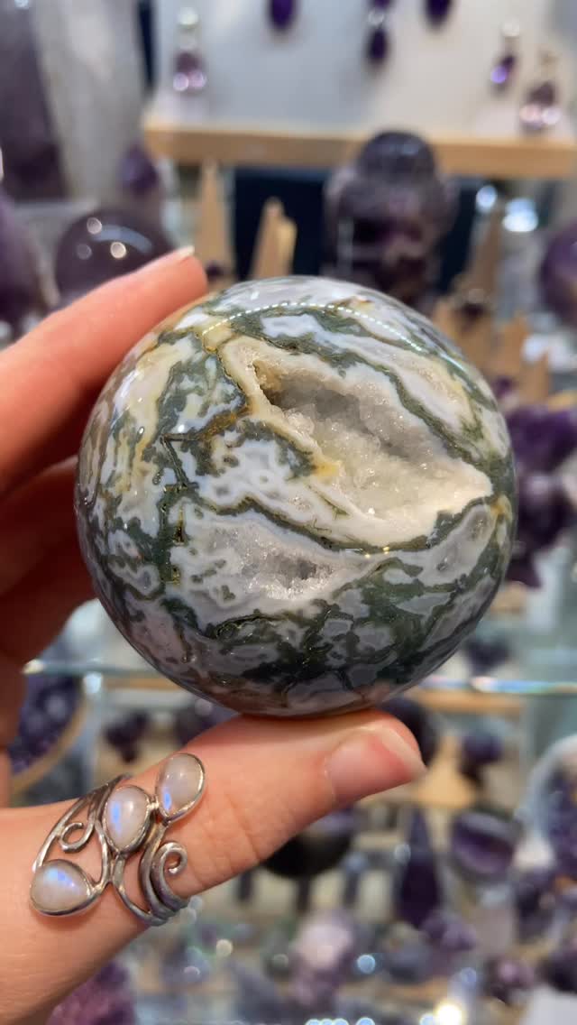 Brand new Moss Agate spheres ✨🌱🌟
Super sparkly and full of interesting patterns. Moss Agate is associated with nature, grounding and self growth
For more information or to purchase give us a message or comment down below
.
.
.
#crystalshopuk #mossagate #naturecrystals #witchycrystals #crystalmagic