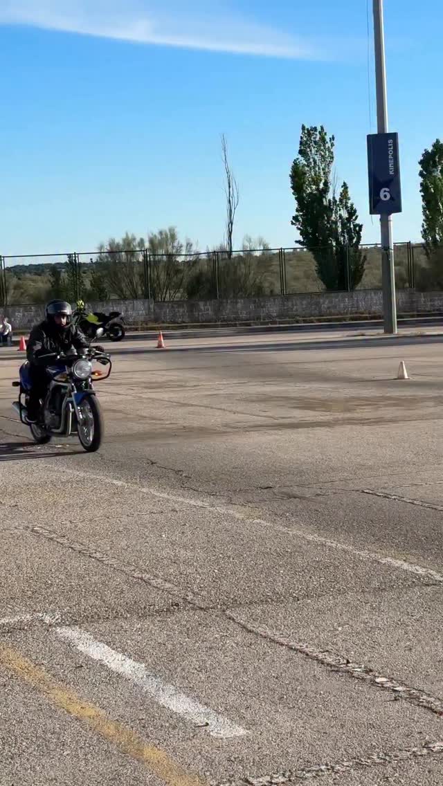 El otro día nos fuimos a un circuito de aprendizaje de conducción para trabajar un ejercicio clave en fotografía de acción: el panning. Una técnica que, bien ejecutada, transforma una escena común en una imagen llena de dinamismo.
¿La idea? Que la moto aparezca completamente nítida mientras el fondo se convierte en un barrido. Es una forma brutal de transmitir movimiento en una imagen estática.
¿Cómo lo conseguimos?
Trabajando con velocidades de obturación intermedias, acompañando el movimiento del sujeto con la cámara.
A nivel técnico, hay dos claves que no fallan:
📸 Autofocus continuo (AF-C) para seguir el movimiento
📸 Modo ráfaga para aumentar las probabilidades de capturar el momento perfecto
Más allá de la técnica, este tipo de ejercicios obligan a afinar la coordinación, anticipar el movimiento y, sobre todo, a entender la fotografía como algo físico, casi coreográfico.
Muchísimas gracias a @albber_27