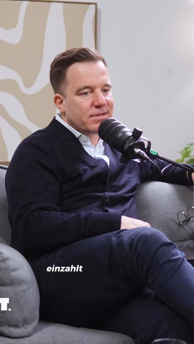 In Episode 6 zieht Matthias eine klare Linie: Wer im Kopf keine Klarheit hat, wer nicht weiß, wer er ist, was er will und wo er hin will, der kann auch andere nicht führen. Selbstführung kommt vor Menschenführung. Erst dann entsteht Haltung – und Haltung ist das, dem Teams folgen, nicht der Hierarchie.
Wer sich selbst nicht im Griff hat, kann auch kein Team durch unruhige Zeiten tragen.
🎧 Jetzt reinhören – Abgekocht Episode 6