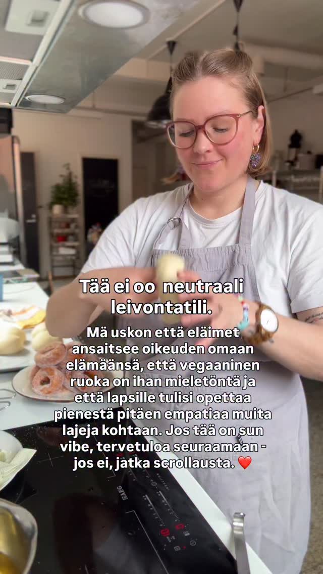 Täällä on tarjolla hyväntuulista leivontaa, oikeasti herkullisia & monta kertaa testattuja reseptejä sekä paljon lempeää inspiraatiota vegaaniseen elämään. 😍❤️🌱
Ja kaiken alla pohjavireenä vahva usko siihen, että me kaikki ollaan arvokkaita lajista riippumatta. Veganismi on antanut mun elämään niin paljon hyvää (ystäviä, uuden ja merkityksellisen uran, paljon mahtavia kokemuksia) ja niin se voi antaa sullekin!
Hyppää mukaan jos tää on sun vibe ja oot valmis lisäämään hyvää omaan ja muiden elämään 💫❤️
