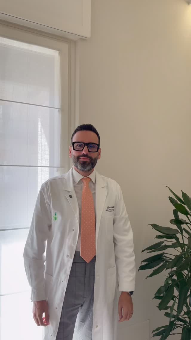 💊 Assumi probiotici… ma sei certa/o che siano quelli più adatti alle tue esigenze?
Molto spesso si ricorre a questi integratori in modo indiscriminato, senza considerare che non tutti i probiotici svolgono la stessa funzione. Al contrario, alcuni ceppi possono risultare addirittura controproducenti rispetto alla condizione da trattare.
👉 Alcuni esempi concreti:
• In caso di diarrea, risultano indicati ceppi come Boulardii e Rhamnosus.
• In presenza di stitichezza, sono preferibili i Bifidobatteri, come Lactis e Longum.
• Nel caso di intestino irritabile, caratterizzato dall’alternanza tra diarrea e stitichezza, possono risultare più indicati probiotici arricchiti con inulina e triptofano, utili a favorire l’equilibrio intestinale.
⏳ Costanza e alimentazione equilibrata. Per ottenere benefici significativi, l’assunzione deve essere costante per almeno 2–4 settimane, accompagnata da uno stile alimentare sano.
💡 Prendersi cura del proprio intestino significa anche imparare ad ascoltarne i segnali e intervenire in modo consapevole.
Probiotici | alimentazione | nutrizione
#probiotici #nutrizione #solitonutrizione