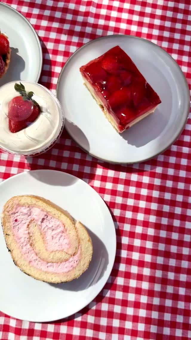 Erdbeerzeit ist zurück 🍓✨
Frisch, cremig, fruchtig – und ehrlich gesagt viel zu gut, um sich zu entscheiden. 😅
Erdbeerplunder, Erdbeerschnitte, Erdbeertörtle, Erdbeer-Sahnerolle & Erdbeer-Schmand-Becher warten auf euch 🤍
👉🏼 nur bis 23.05.2026
Welche würdest du zuerst nehmen? 🍓👇🏼
#errbeerzeit #raisch #handwerk #konditorei #sommer