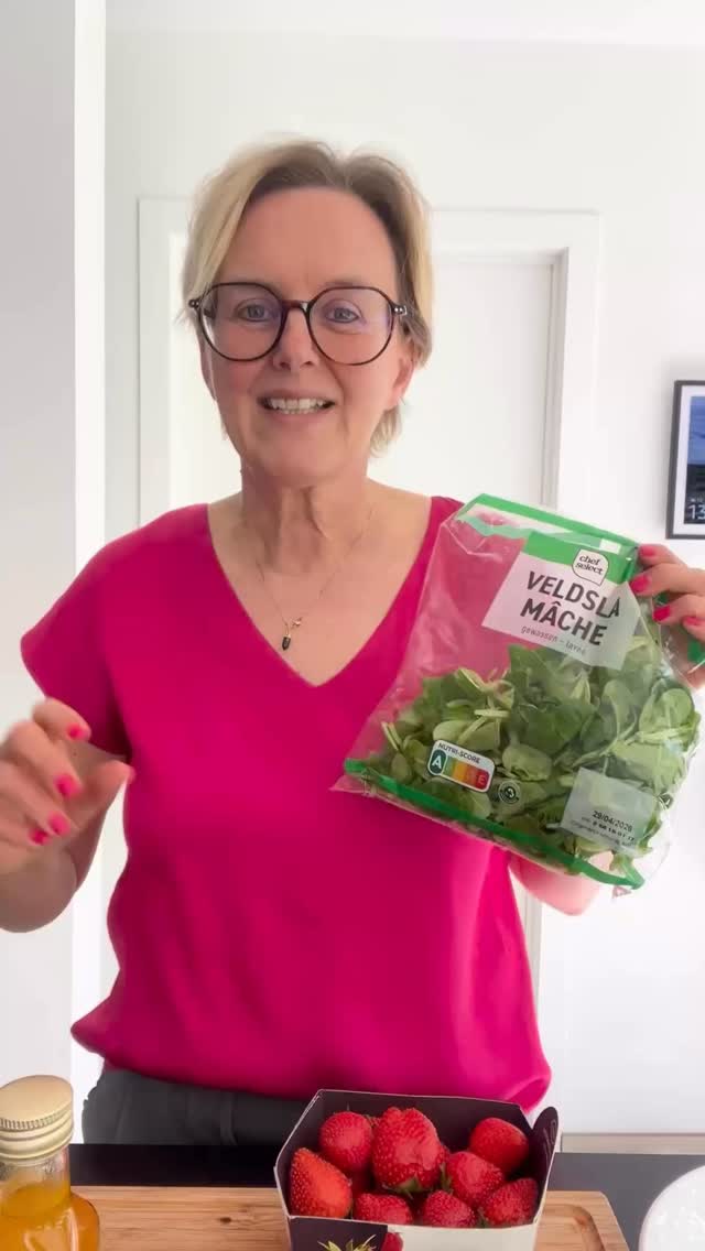 🥗 **Echt eten, snel gedaan — #7**
De lievelingssalade van mijn man. En… van iedereen die hem proeft.
→ 150-200 gr veldsla
→ 250-300 gr aardbeien in schijfjes
→ 1 verse mango, geschild en in blokjes
→ goede olijfolie gemengd met mangoazijn
→ optioneel: basilicumblaadjes en/of kruidenzout
Salade en fruit in de kom. Oliemengsel erover. Mengen. Klaar.
🥭 *Waar vind je mangoazijn?* Bij Oil & Vinegar (het is het waard.)
⚠️ *Let op:* mangoazijn bevat suiker. Niet teveel dus, er zit al genoeg natuurlijke suiker in het fruit.
🕐 *Slim voorbereiden:* fruit kan je perfect op voorhand snijden en bewaren in de koelkast. Oliemengsel ook al klaarmaken. Vlak voor de maaltijd gewoon alles samengooien. Gasten denken dat je uren in de keuken stond. 😄
Elke keer weer zijn mensen verrast door de combinatie.
Fork it. ✌️
—
🔔 *Volgende keer : mijn persoonlijke favoriete lightdressing. Volgen en opslaan : die ga je gebruiken!*
—
#EchtEtenSnelGedaan #SwitchLife #ForkIt #Veldsla MangoSalade Aardbeien GezondeZomer EchtEten SaladeLiefde Lente2026