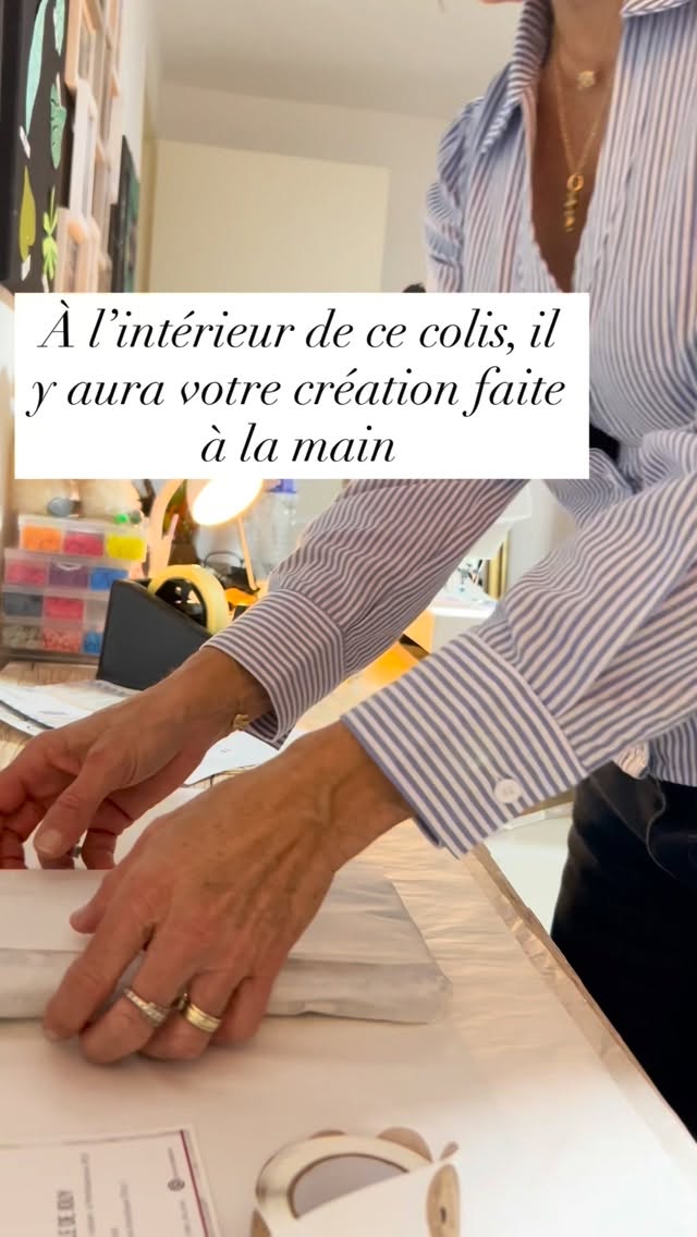 Quand une commande part de l’atelier, je ne mets pas seulement une création dans une boîte.
J’y ajoute aussi :
Une petite carte manuscrite
Un joli emballage
Des petites attentions
Parce que s’acheter une création artisanale doit aussi être une jolie expérience au moment de l’ouverture du colis ! 💕🌸
.
.
.
#creationsartisanales #couturesurmesure #cadeaupersonnalisé #surmesures #provencealpescôtedazur