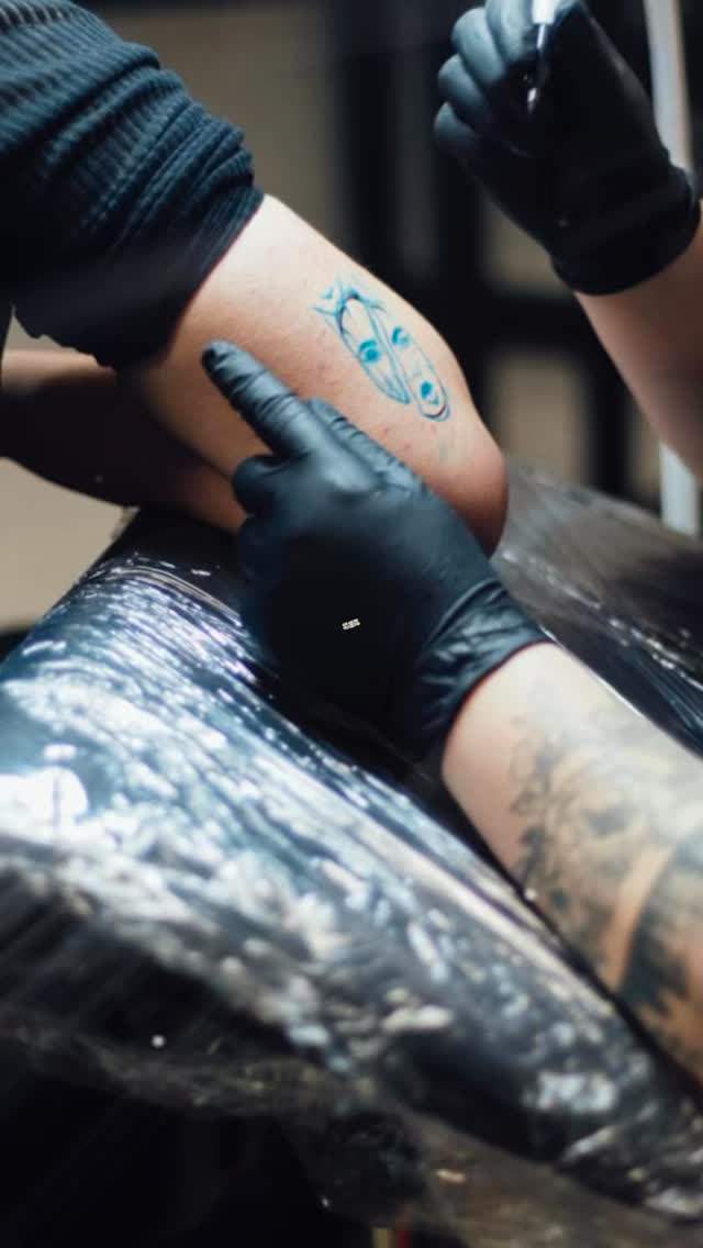 30€ per tattoo! Op onze flashdays: 8 en 9 mei op Stroekrock te Riemst en 24 mei op Dichter Bij Water te Puurs-Sint-Amands. DM voor je afspraak, en je krijgt gratis toegang tot het festival! 🤘