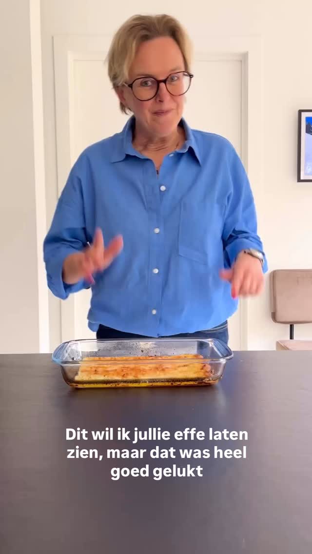 🌿 **Echt eten, snel gedaan — #2**
Het is weer aspergetijd!!
Witte asperges (geschild gekocht — ja, en dan? 🤷♀️) + olijfolie + 2 geperste teentjes knoflook + kruidenzout → even laten intrekken → 30 min op 180°.
Na 20 minuten een flinke regen van parmezaanse kaas erover. De laatste 10 minuten doen de rest.
Dat is het.
🌱 *Twist:* wat versnipperde peterselie erover voor de kleur. Geen must, maar tof.
Seizoensgroenten, échte ingrediënten, geen gedoe. Precies zoals het hoort.
Volg me voor meer van dit! Ik laat jullie zien dat gezonde voeding niet moeilijk is : alleen zo kan je blijvend afvallen zonder jojo effect!!
Fork it. ✌️
—
#EchtEtenSnelGedaan #SwitchLife #ForkIt #Asperges AspergesTijd SeizoensTijd GezondeRecepten OvenRecepten 5MinutenPrep EchtEten Lente2026
