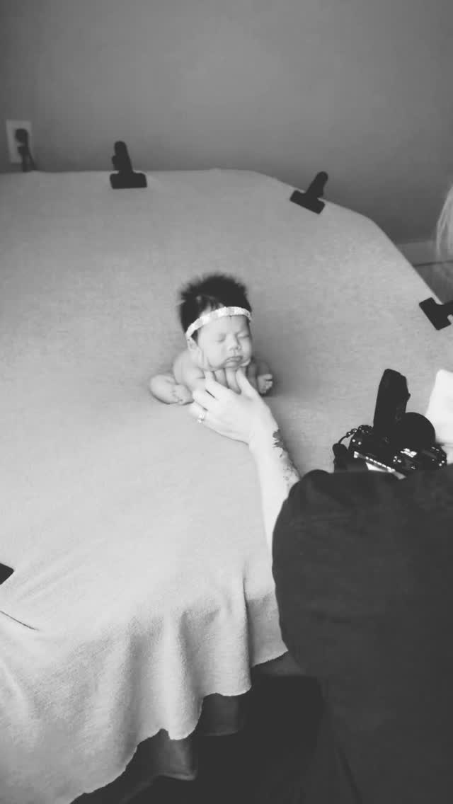 Perfect little girl with amazing hairbinbthe studio this past week. Still sped up but not as fast as usual so you can see it a bit easier. This was about 40 minutes pf posing in total.
#NewbornPhotographer #OregonNewborn #newbaby #NewbornPortraits