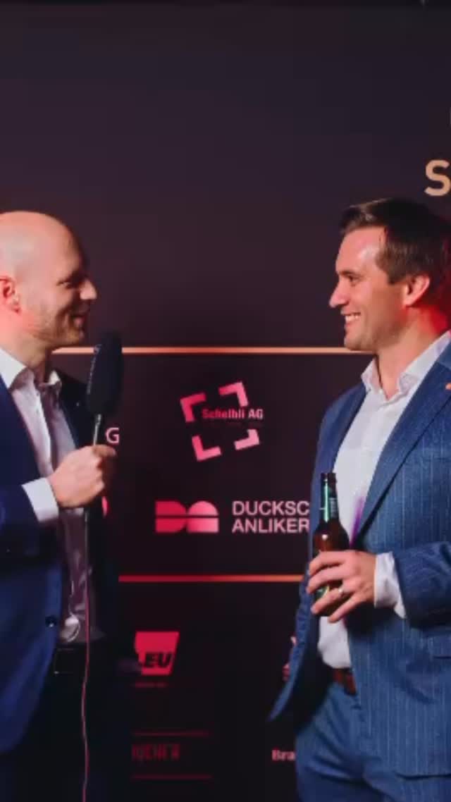 Tradition ist bei der Oberaargauer Sportgala mehr als nur ein Wort.
Dazu gehört auch unser OK-Präsident Benjamin Seitzinger – wie gewohnt mit einem Bier vor der Kamera 🍺😉
Ein kleines Ritual, das genauso zur Sportgala gehört wie die vielen emotionalen Momente auf und neben der Bühne.
Was aber ebenso Tradition hat: die Unterstützung unserer Sponsoren. Ohne euch wäre dieser Anlass in dieser Form nicht möglich. Ein herzliches Dankeschön an alle Partner, die den Sport in unserer Region Jahr für Jahr mittragen und möglich machen 🙏
Stadt Langenthal
LUMEOS
X-Light
Grossenbacher Weine
Calag Carrosserie Langenthal AG
Clientis Bank Oberaargau
Schelbli AG
Parkhotel Langenthal
Mobiliar Generalagentur Langenthal
Leu Immobilien AG
Renet AG
Coiffure City Langenthal
Franz Flückiger AG Bedachungen
Max fit & well AG Langenthal
Powerbase24
Tech AG
VERLINGUE
Haudenschild AG Niederbipp
Bucher Mode AG
Käsespycher Bleienbach
Frei Fördertechnik AG
Müller + Partner dipl. Architekten HTL / STV AG
Bracher & Partner
Ducksch Anliker
createch ag
Lüchinger & Experten GmbH
KÄSER AG, ELEKTRO + TELEKOMMUNIKATION
Strub Bau AG
Intersport Schumacher
Ingold Sport
Garage Küffer AG
L’Eleganza Schmuck Uhren
UP Metalltechnik AG
Notariat Fankhauser
Partl Beck
BDO Langenthal
Berner Kantonalbank AG Langenthal
Berntor Beratung GmbH
Loosli.swiss
Region Oberaargau
#Sportgala #Oberaargau #Tradition #Sponsoren #Danke Regional Sportförderung