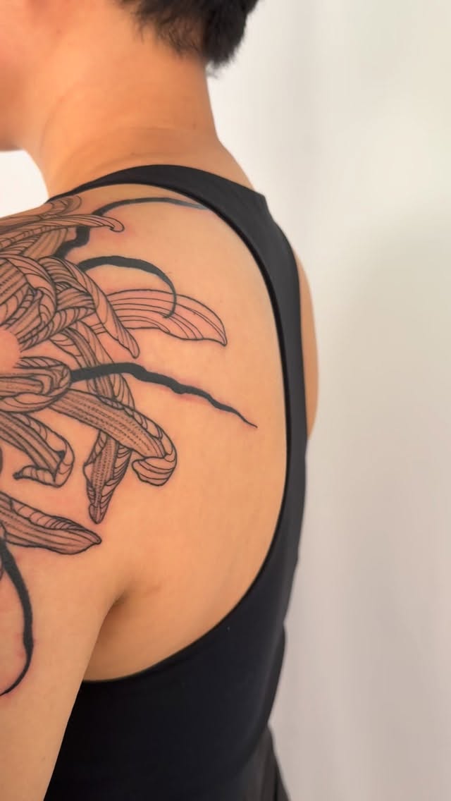Dark Botanical Scars cover up for the incredible Luko π€ thank you!
#chrysanthemum #botanicaltattoo #darkbotanical #blackworktattoo #videotattoo