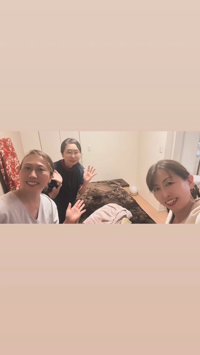 2026/05/06
《お試しイベントご参加ありがとうございました😊》
・
先日5/4の公開イベント✨は初夏のようなお天気に恵まれ☀️
お近くにお住まいの皆さまがお越しくださいました!
・
ゴールデンウィークのひととき
ホッとひと息ついていただけたかな😌
・
ご参加ありがとうございました♡
・
💧アロマスタジオDrop's
@aromadrops2019
アロマオーデコロンの作成
・
🌿かおり工房
@kaorikoubou39
ドライヘッドスパ
・
💎KIRARI
@kirari_beautysalon
バザルトフェイシャルトリートメント
・
提供いたしました
・
今回はじめての方もいらしてご縁に感謝です
中にはハンドトリートメントの体験レッスンの方も🥰
・
お気に入りの香りに包まれて
お帰りの時には、皆さまが笑顔😆笑顔😆
・
やはり
✅リフレッシュ
✅リラックス
大切ですね
・
アロマを上手に取り入れていただければ
私たちもお役に立てて嬉しいです☺️
・
また次回も企画しますのでお楽しみに♪
****************
お問い合わせ・ご予約は☎️0488163833
(レッスン中・不在時は出られないため留守電にひとことお願いします)
又はDM・公式HP・公式LINEなど
「アロマスタジオDrop's」プロフィール画面からアクセスお願いします🤲
******************
#アロマテラビー
#さいたま市アロマスクール
#jaaとnardの認定校
#アロマスタジオドロップス