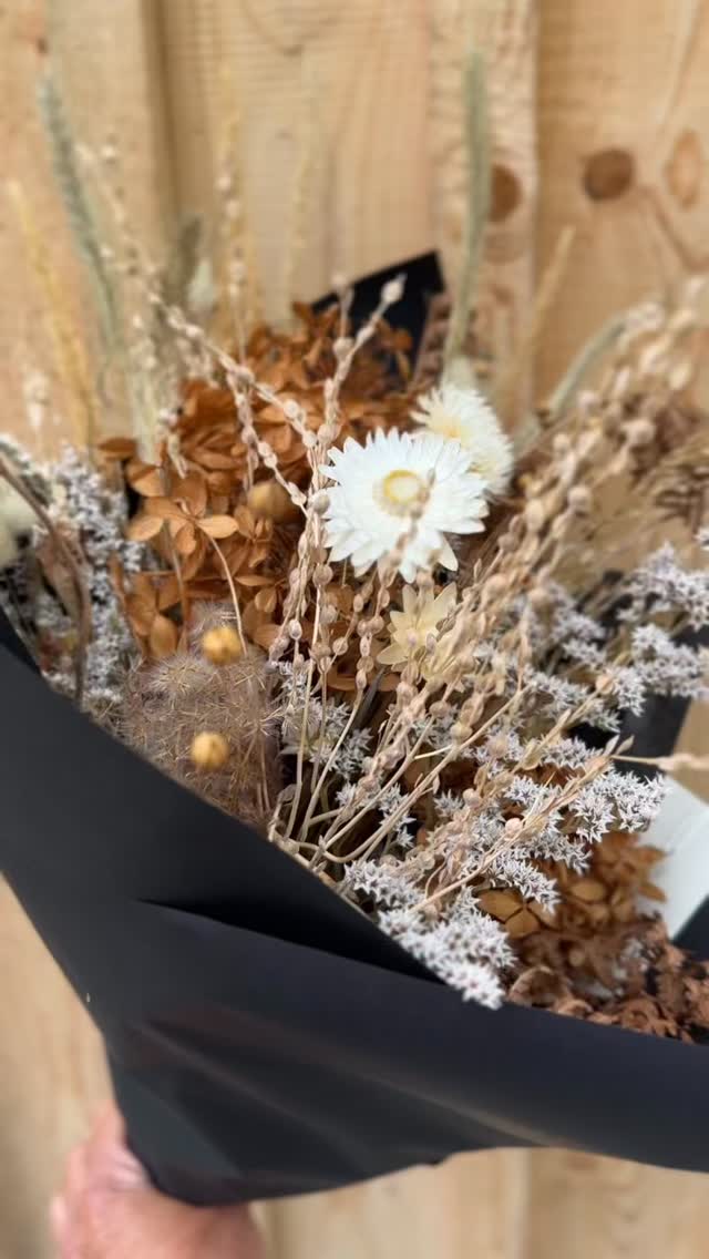 Die Trockenblumensaison ist noch nicht vorüber - auch für Muttertag scheinen sie heuer sehr beliebt zu sein.
Blumen für Mama. Für heute und morgen. Passt doch!
🤍
#blumendieanmorgendenken