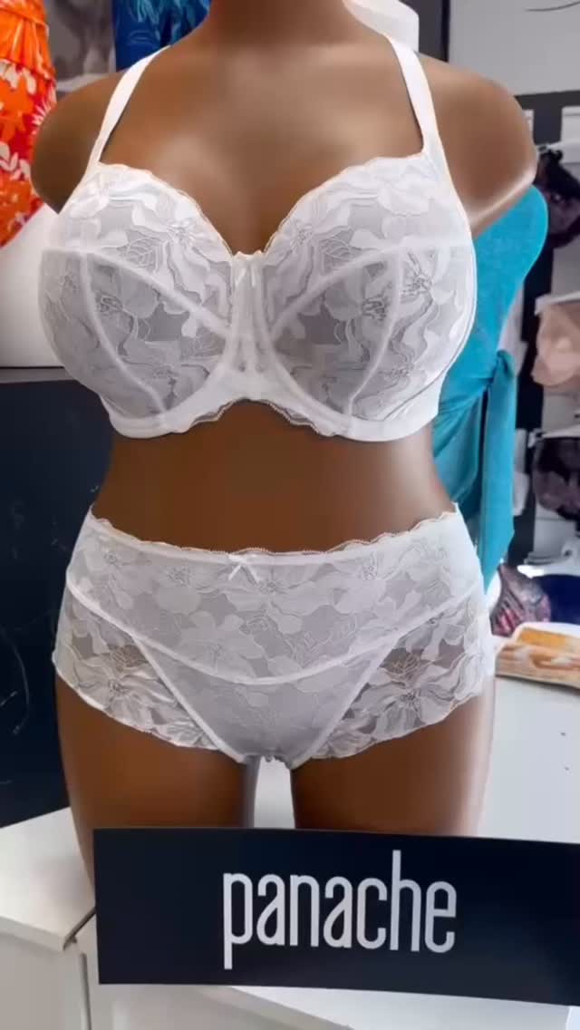 New in!!! Your new go to everyday bra has arrived 💕✨
Meet Evangeline, a beautiful full coverage style designed to give you that secure, supportive feel all day long 🙌 Perfect if you loved the support of Radiance, but with a fresh new look 🌸
Featuring mesh lined top cups for extra coverage and stretch lace that moves with your body, it creates a flattering, flexible fit without compromising on comfort 💫
Finished with delicate floral lace, a satin bow and subtle silver detailing for that extra touch of elegance 💖 Wired and non padded for a natural shape you can rely on every day.
Pop in and try it for yourself 👙
#PandorasBox #NewInStore #EverydayBra #FullCoverage #LingerieLove