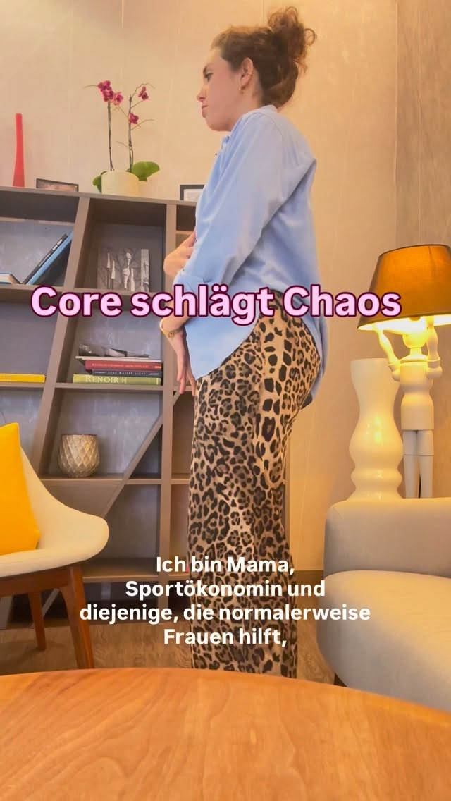 Ich bin die, die anderen Frauen zeigt, wie sie ihre Mitte stabilisieren.
Und heute? Habe ich es nicht mal geschafft zu essen oder Sport zu machen.
Geburtstag vorbereiten.Backen. Geschenke. Organisation. Alltag und plötzlich ist es 19:30.
Früher hätte ich gedacht:
„Jetzt habe ich alles falsch gemacht.“
„Ich müsste noch trainieren.“ „Ich müsste mehr Disziplin haben.“
Heute weiß ich:
Es geht nicht darum, alles perfekt umzusetzen. Sondern darum, deinen Körper mitzunehmen. Ich habe heute keine perfekte Session gemacht. Aber ich habe mich bewegt.
Ich habe geatmet. Ich habe meine Basis integriert.
Zwischen Teig, Chaos und Geschenken und genau jetzt sitze ich in meiner Küche und schreibe diese Zeilen, anstatt zu kochen, denn jetzt haben wir schon 20:15, warum ich das priorisiere? Ich hab das Gefühl: das muss jetzt rau äs in die Welt. Denn du bist mit deinem Chaos nicht alleine. Wer, etwas anderes behauptet … lügt ;) Mein Trick dabei: Core schläft Chaos 🫶🥳
Und genau das ist der Unterschied.
Zwischen einem System, das nur im perfekten Alltag funktioniert und einem, das dich wirklich trägt.
🤍 Wenn du dich darin wiedererkennst:
Du musst nicht mehr machen.Du musst anders verstehen.
Wie oft passiert dir genau das?
Schreib mir „ICH“, wenn du das fühlst.
Speichern für genau solche Tage, um dich zu Reminden - du bist nicht allein.
🤍 Folge mir für echten Alltag, nicht nur perfekte Routinen, Routinen , die auch in dein Chaos passen! 😘