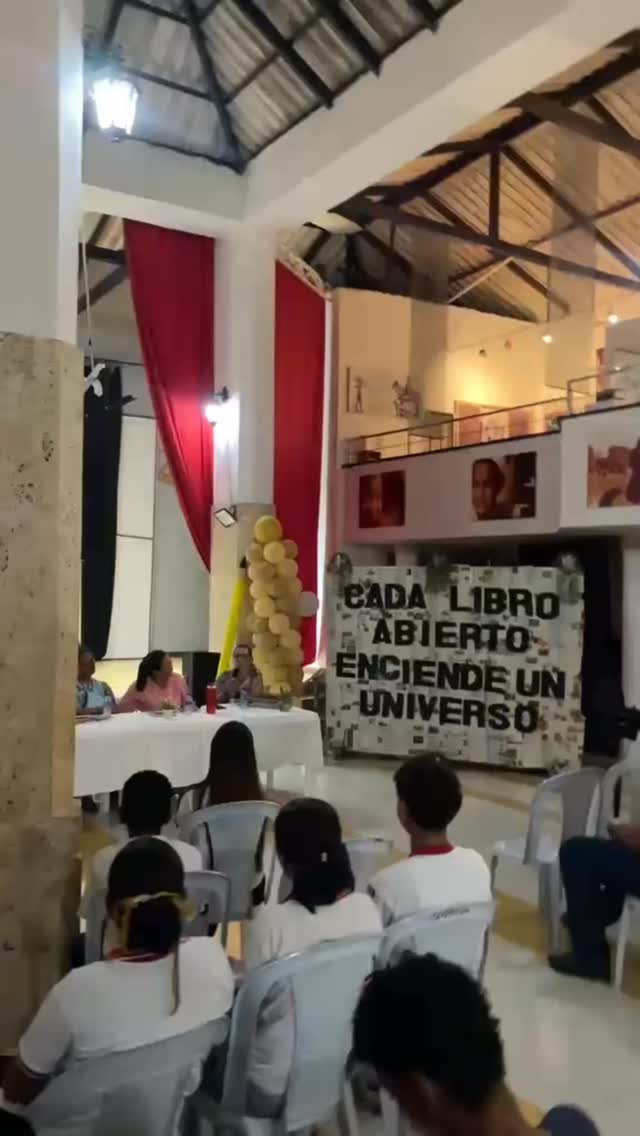 💛✨Gracias a la Secretaría de Cultura Patrimonio y Turismo de Turbaco - Bolívar, a la @alcaldia_de_turbaco y a @yurbaco_museo por permitirnos compartir y conversar con los estudiantes de ese municipio en torno a la importancia de la lectura y el poder de la palabra escrita.
🌼🌟Gracias a @dale.govi, a todos los profesores y al alumnado asistente.
👏🫶Gracias a “Tinta Viva, Arte, Palabra y Expresión” por visibilizar, fortalecer y reconocer los procesos de lectura, escritura y creación literaria de Cartagena y todo Bolívar.
👉Video 1: Geovanny Cogollo, Dalenis González, Olga Villadiegos, Velia Jirado y Karina Medina Pino.
👉 2: Danza escénica, “Caminando en el Bosque de los versos y las letras, dirigida por Carlos Calderon y Dalenis González.
👉 3: Club de lectura Amigos de la Biblioteca, integrado por estudiantes de las Instituciones Educativas del municipio de Turbaco.
👌🏽La Chaza súper agradecida con estos encuentros bonitos que invitan a leer de otra forma.
#TurbacoFomentandoLaLectura #HistoriasQueInspiran #AmorPorLosLibros #VisibilizamosAEscritoresDelCaribe