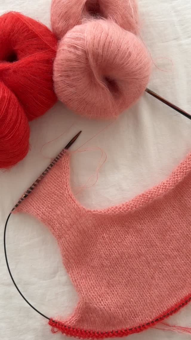 Invisible Shoulder Seam: How to pick up stitches for the neatest result ✨
.
.
.
Pattern in progress by me - #theosweater - and coming by the end of May 🥳
.
Yarn: Kid Seta by @gepardgarn
.
Advertising
.
#knitting #stricken #strickenmachtglücklich #knit