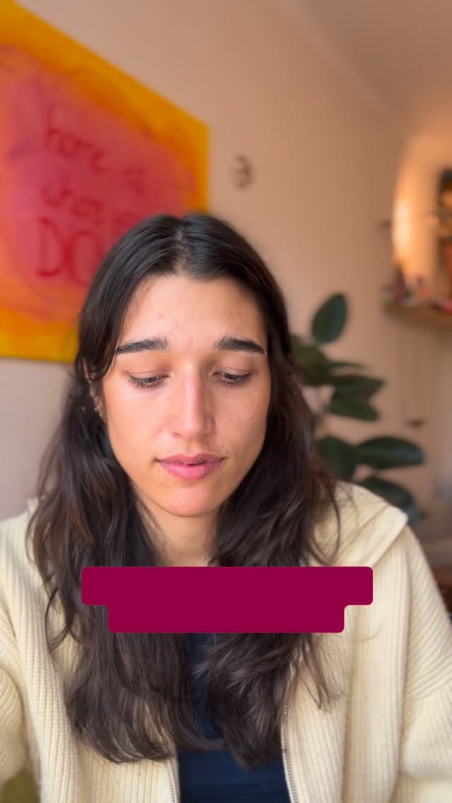 Welcher Type bist du? A, B, C oder D? :D
Oft passt in eine Stunde nicht all das rein, was wir gerne reinpacken würden.
Ich weiß, dass euch das so geht und ja: mir geht‘s genauso!
Vor 2-3 Jahren hab ich teilweise mehr bis zu 20min überzogen, weil ich kein Ende gefunden hab und mega lernen musste realistischer mit der Zeit umzugehen.
Und obwohl in mir die Tendenz ist länger machen zu wollen, hab ich festgestellt, dass länger nicht immer besser integrierbar ist.
Wirklich gut integrieren kannst du Sitzungen dann, wenn sie nicht zu intensiv sind, sodass du auch danach gut mit dir im Kontakt sein kannst und dich nicht auf den Mond schießt.
Dieser Wunsch „alles“ auszupacken, mit „allem“ gesehen zu werden, genug Zeit für „alle Themen“ zu haben, ist ganz oft eine Illusion, die in der Realität nicht umsetzbar ist.
Für mich wurde im letzten Jahr eher spannend, wie wir mit diesen Begrenzungen umgehen - den begrenzen Kapazitäten anderer, der begrenzten Zeit, die wir haben und den Grenzen, die uns unser Körper aufzeigt.
Wie gehst du mit diesen Begrenzungen um?