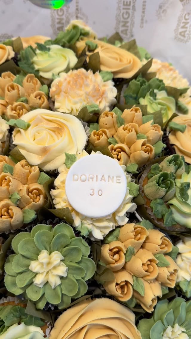 Bouquet 52 cupcakes fleurs classiques 💐🧁
#angiescupcakes77 #bouquetdecupcakes #anniversaire #patisserietrompeloeil #cupcakes77 @lagnycommerces