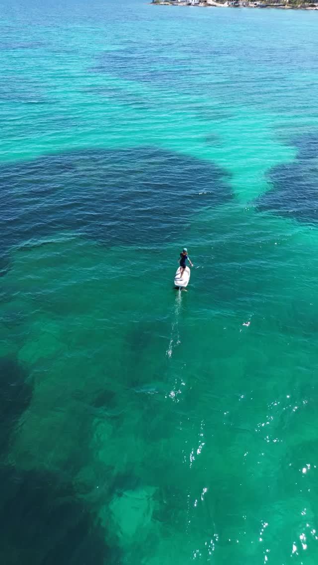 ¿Te imaginas sentir que estás volando con estas vistas? No te pierdas una experiencia inolvidable! Reserva tu lugar en nuestra web en el link de nuestra bio. #mallorca #efoiling #efoil
