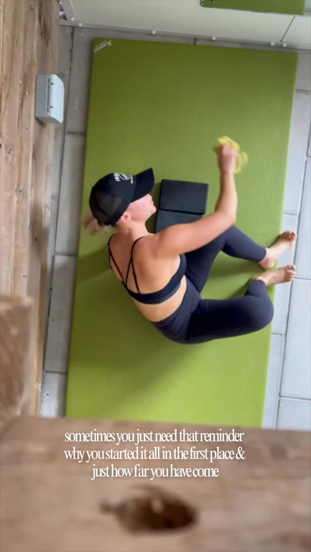 Sometimes you just need that reminder of where it all started 🤍
No fancy pictures in perfect lighting
No studio
No clients
Just a girl who fell in love with barre, training in the home garage on the concrete floor … and I was never happier 🤍
#barre #barreclass #barreinstructor