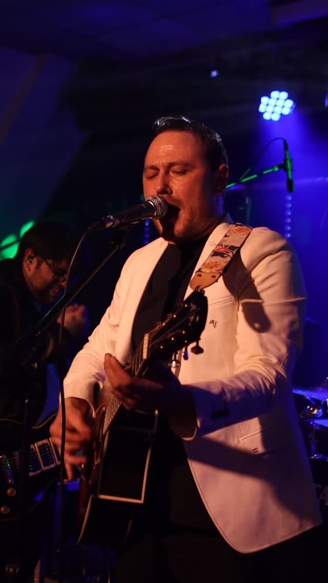One day, will finally come. When everybody’s happy and the world can carry on…..
One day - Live at The Loft
📸 @osc.pierson
#singer #brokencolours #duel