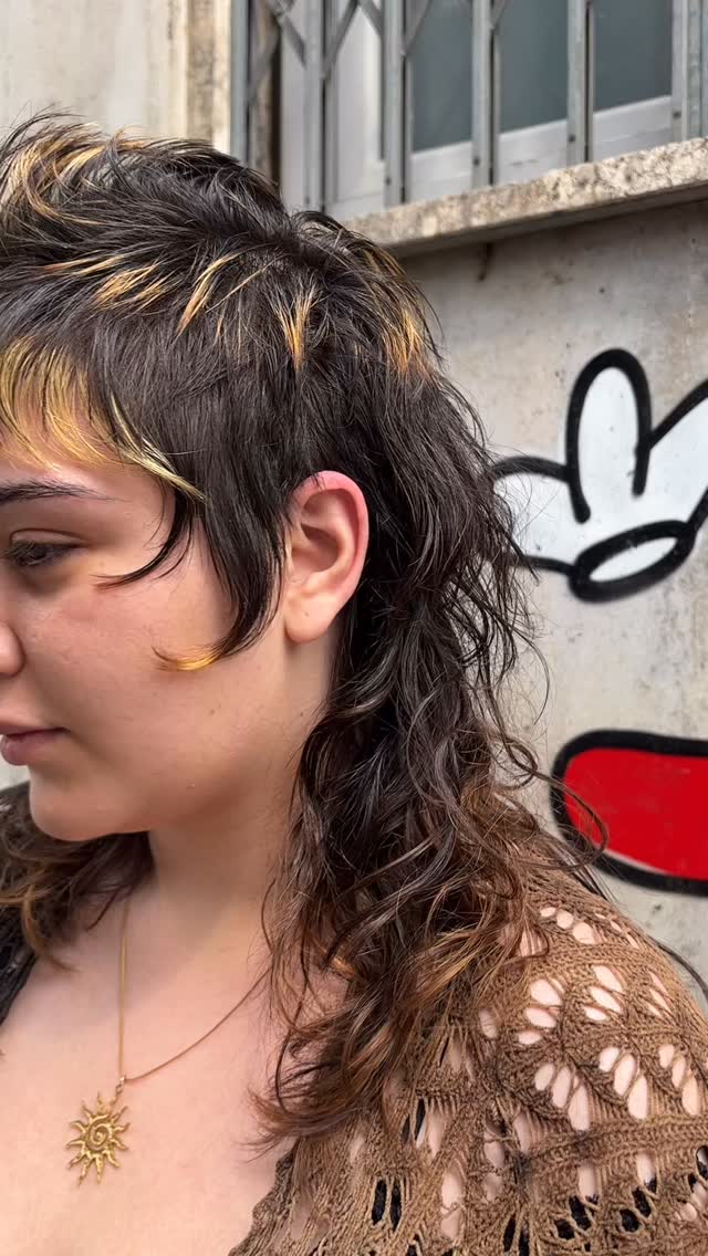 A unique colour and cut created at Ch3ange by Roseanna 👌👩🎨✂️
📍Milano, Via Bullona 1
#shaghaircut #mullet #haircolor #halohair #parrucchierimilano
@hairbrained_official